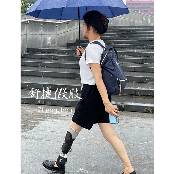 小腿假肢，穿戴行走步態優美